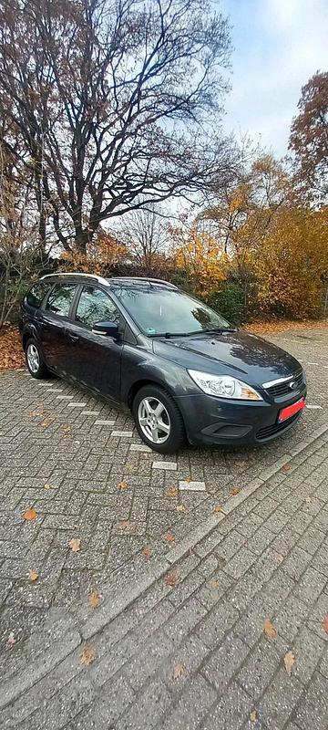 Grau Gebraucht 2010 Ford Focus Kombi | 1.700 € (Guter Preis) - Bild 1/4