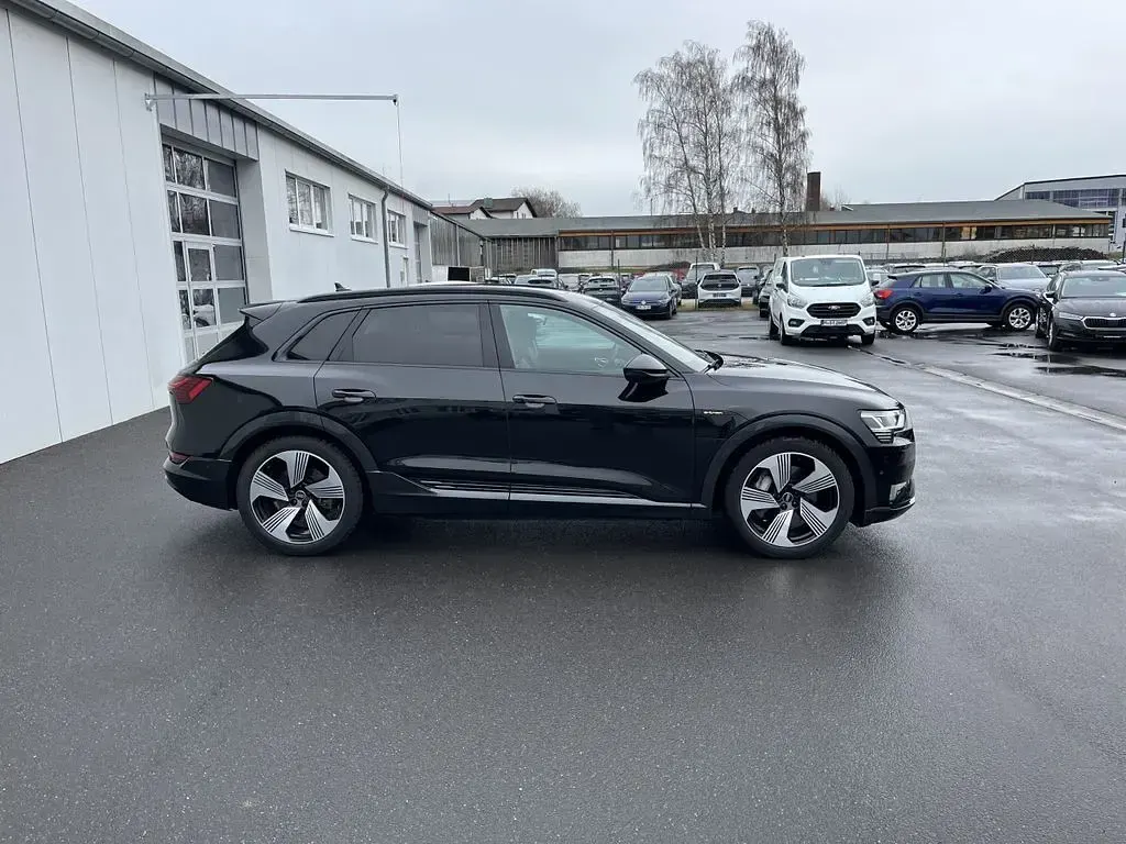 Gebraucht Audi e-tron Advanced Plus 300 kW (408 PS) 2022 Mythosschwarz SUV