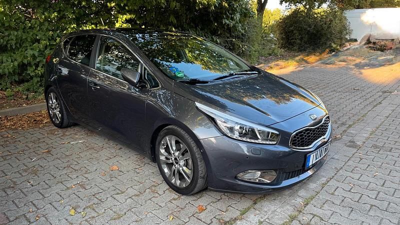 Grau Gebraucht 2012 Kia Ceed Platinum Limousine | 9.400 € (Fairer Preis) - Bild 1/4