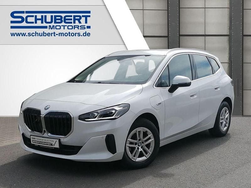 Weiß Gebraucht 2022 BMW 225 Active Tourer Sport Line Van / Kleinbus | 32.390 € (Fairer Preis) - Bild 1/4