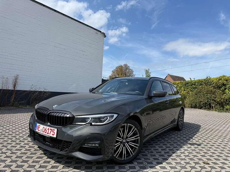 Dravitgrau Gebraucht 2020 BMW 320e M Sport Kombi | 28.790 € (Fairer Preis) - Bild 1/4