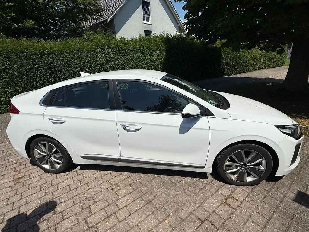 Gebraucht Hyundai Ioniq Premium 141 PS (103 kW) 2016 Weiß Kleinwagen