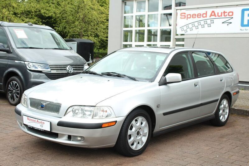 Grau Gebraucht 2002 Volvo V40 Comfort Kombi | 1.690 € (Fairer Preis) - Bild 1/4
