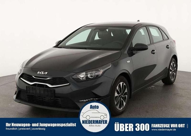 Black pearl metallic Neu 2025 Kia Ceed Limousine | 20.995 € (Superpreis) - Bild 1/4