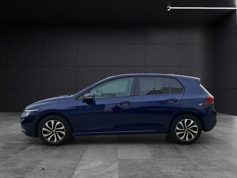 Gebraucht VW Golf VIII Active 150 PS (110 kW) 2023 Atlantic blue metallic Limousine
