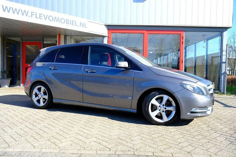 Gebraucht Mercedes B180 Ambition 109 PS (80 kW) 2013 Grau Van / Kleinbus