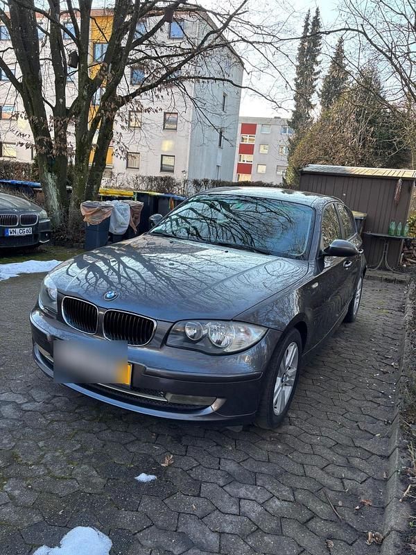 Grau Gebraucht 2007 BMW 118 Kleinwagen | 2.400 € (Fairer Preis) - Bild 1/4
