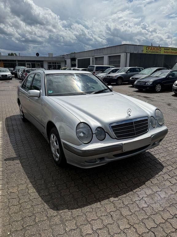 Silber Gebraucht 2001 Mercedes E200 Classic Limousine | 2.850 € (Guter Preis) - Bild 1/4