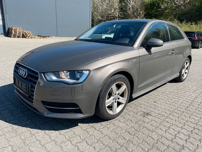 Grau Gebraucht 2015 Audi A3 Attraction Limousine | 6.900 € (Superpreis) - Bild 1/4