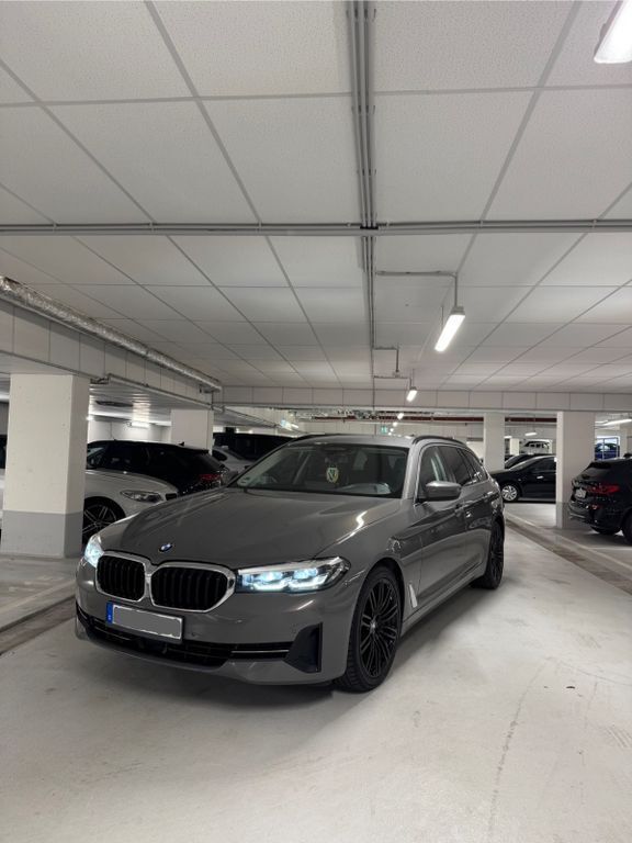 Grau Gebraucht 2020 BMW 530 Sport Line Kombi | 22.999 € (Superpreis) - Bild 1/4