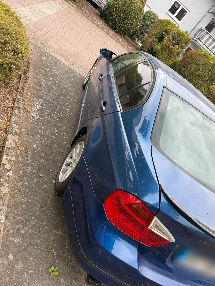 Gebraucht BMW 318 150 PS (110 kW) 2011 Blau Limousine