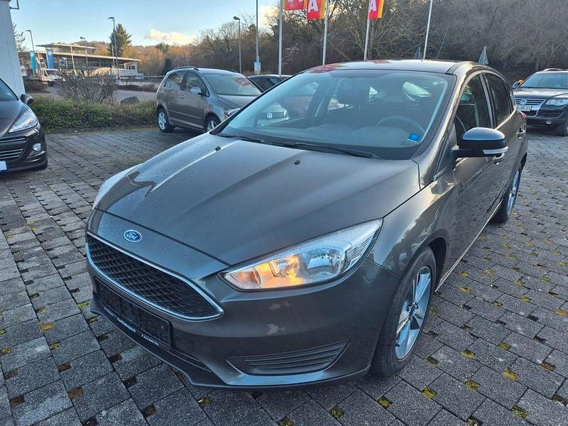 Gebraucht Ford Focus Ambiente 101 PS (74 kW) 2015 Grau Limousine