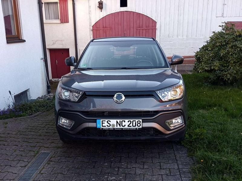 Grau Gebraucht 2016 Ssangyong / KGM Tivoli Crystal SUV | 7.750 € - Bild 1/4