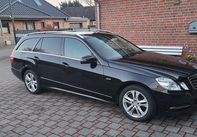 Gebraucht Mercedes E220 Avantgarde 170 PS (125 kW) 2012 Schwarz Limousine