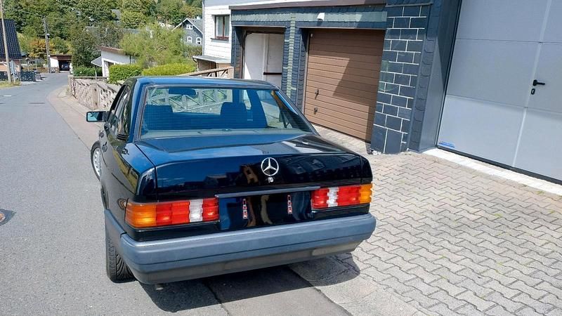 Gebraucht Mercedes 190 109 PS (80 kW) 1990 Schwarz Limousine