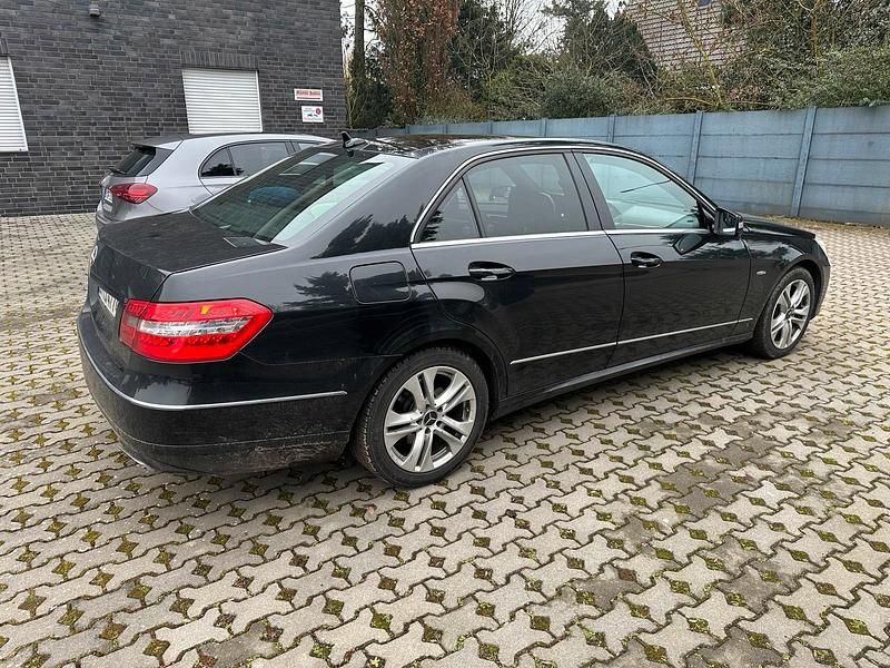 Gebraucht Mercedes E350 265 PS (194 kW) 2011 Schwarz Limousine