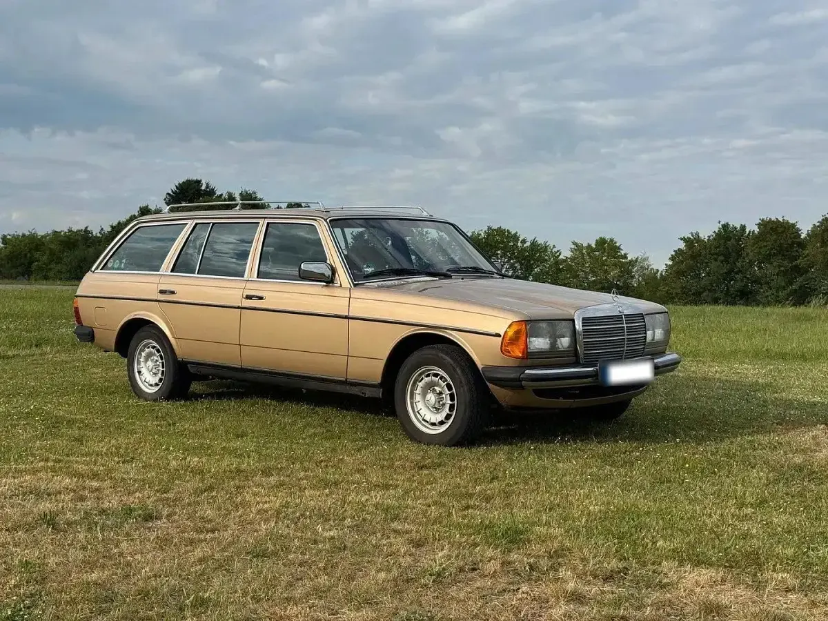 Używany Mercedes E280 180 KM (132 kW) 1982 Złoty Kombi