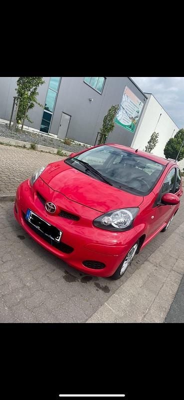 Rot Gebraucht 2010 Toyota Aygo Kleinwagen | 2.900 € (Fairer Preis) - Bild 1/4