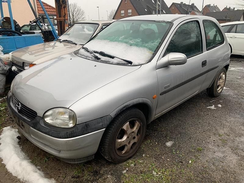 Grau Gebraucht 2000 Opel Corsa Edition Limousine | 1.000 € (Fairer Preis) - Bild 1/4