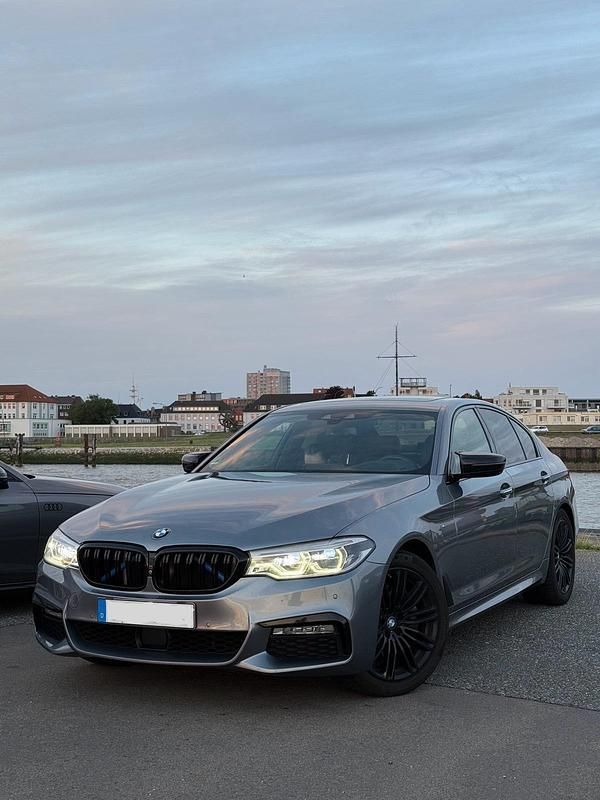 Grau Gebraucht 2017 BMW 530 M Sport Limousine | 22.500 € - Bild 1/4