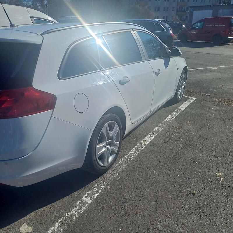 Gebraucht Opel Insignia 131 PS (96 kW) 2010 Weiß Van / Kleinbus