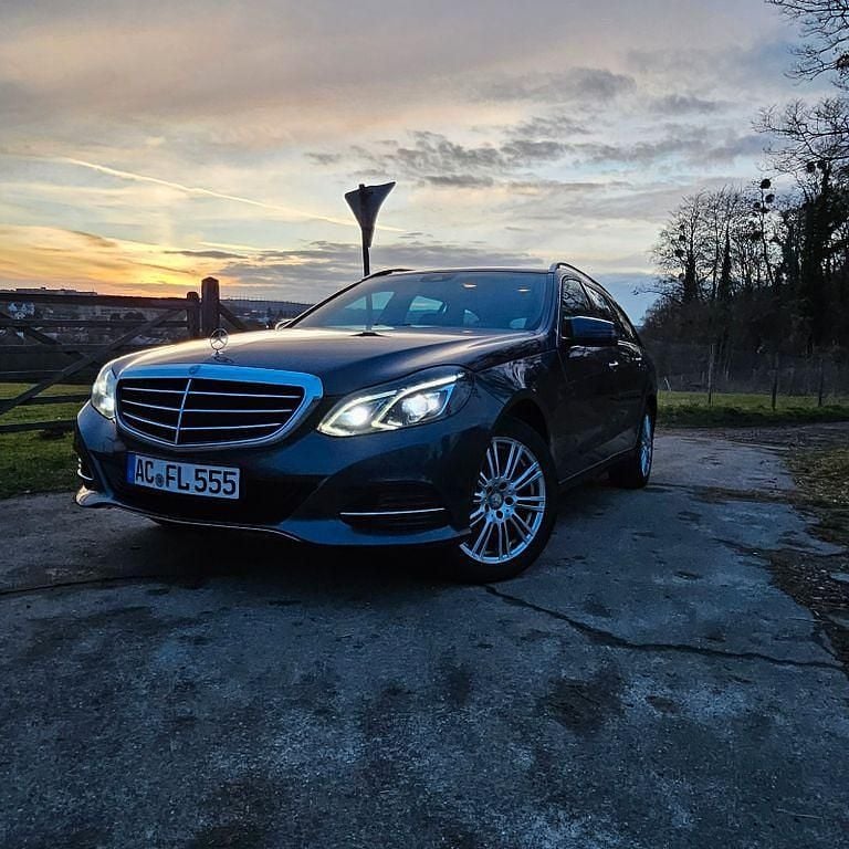Grau Gebraucht 2014 Mercedes E250 Elegance Limousine | 8.600 € - Bild 1/4