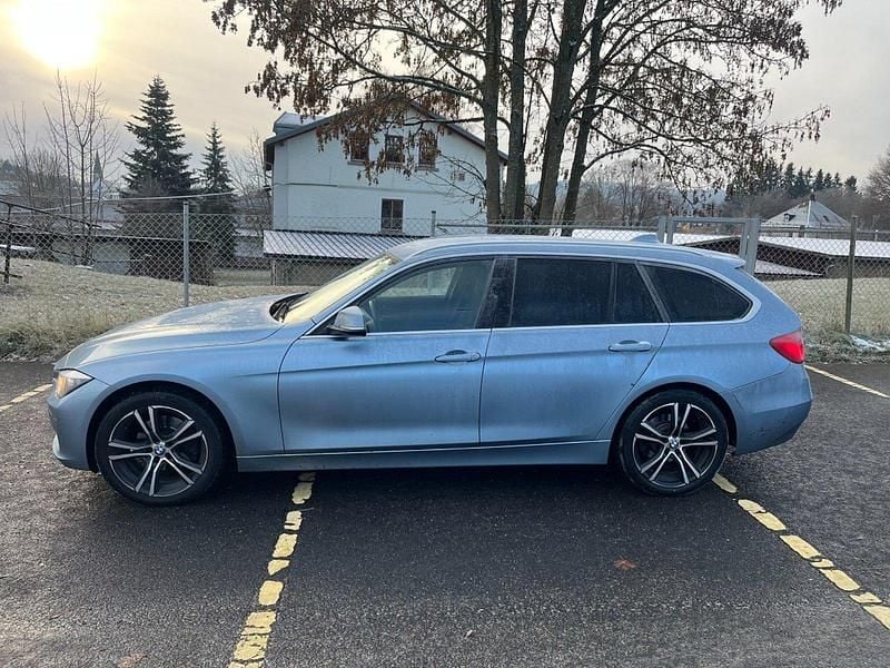 Blau Gebraucht 2013 BMW 320 Kombi | 6.899 € (Superpreis) - Bild 1/4