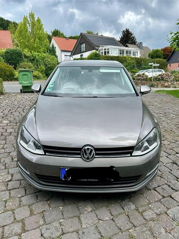 Grau Gebraucht 2015 VW Golf VII Trendline Limousine | 9.000 € (Fairer Preis) - Bild 1/4