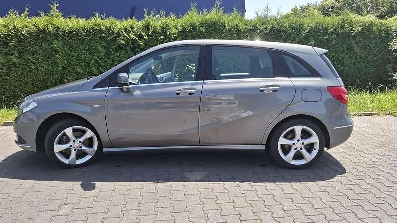 Silber Gebraucht 2012 Mercedes B180 Edition 1 Van / Kleinbus | 9.900 € (Fairer Preis) - Bild 1/4