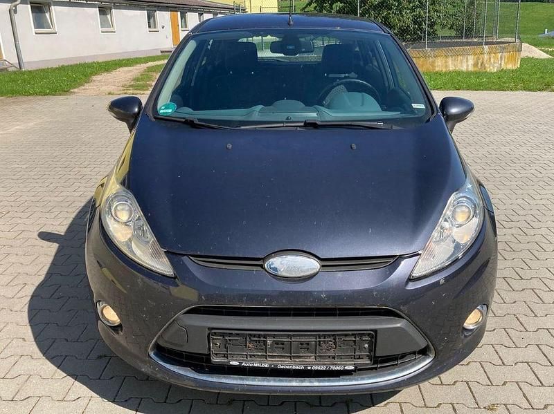 Gebraucht Ford Fiesta Titanium 97 PS (71 kW) 2010 Grau Kleinwagen