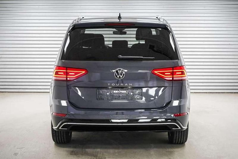 Neu VW Touran R-line 150 PS (110 kW) 2026 Delfingrau metallic (b0) Van / Kleinbus