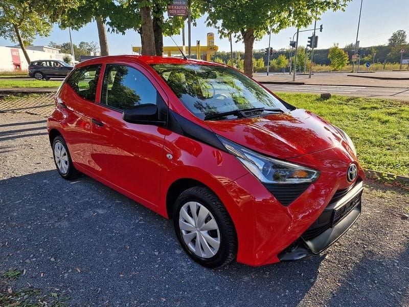 Rot Gebraucht 2021 Toyota Aygo Kleinwagen | 8.999 € (Guter Preis) - Bild 1/4