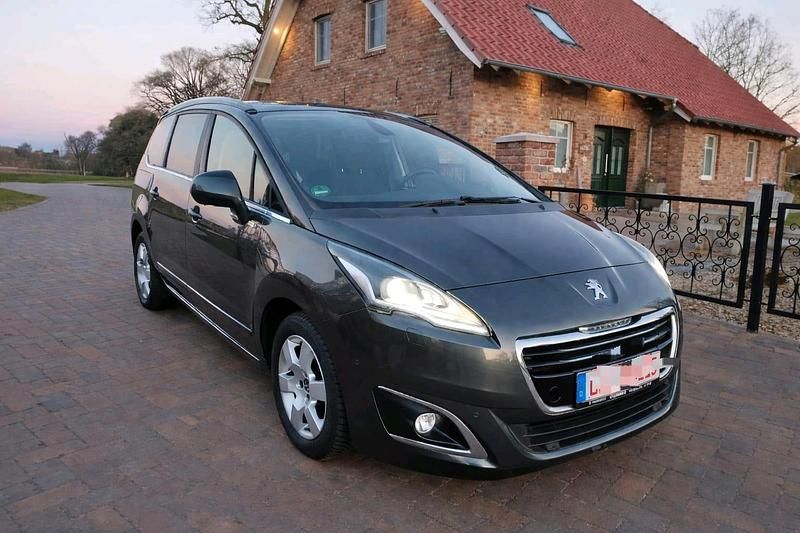 Blau Gebraucht 2015 Peugeot 5008 Van / Kleinbus | 6.000 € (Guter Preis) - Bild 1/4
