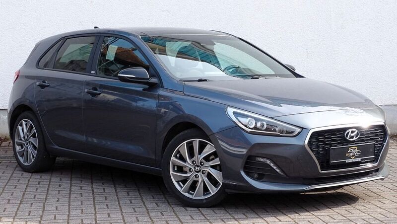 Grau Gebraucht 2018 Hyundai i30 Passion Limousine | 14.990 € (Fairer Preis) - Bild 1/4