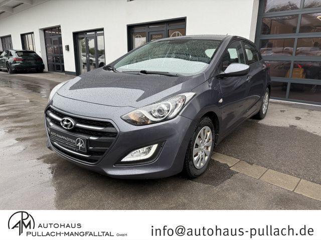 Grau Gebraucht 2016 Hyundai i30 Trend Limousine | 7.390 € (Superpreis) - Bild 1/4