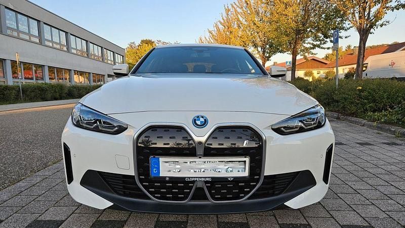 Weiß Gebraucht 2023 BMW i4 Sport Line Limousine | 44.900 € (Fairer Preis) - Bild 1/4