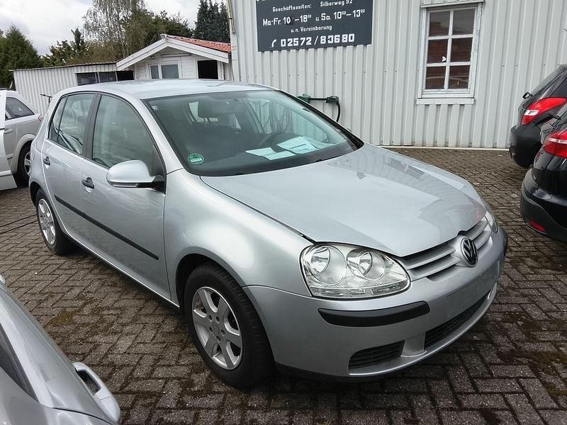 Silber Gebraucht 2005 VW Golf V Trendline Limousine | 5.900 € - Bild 1/4