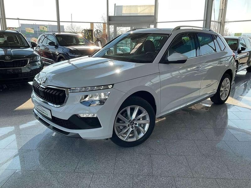 Moonweiss metallic Neu 2025 Skoda Kamiq Selection SUV | 25.190 € (Fairer Preis) - Bild 1/4
