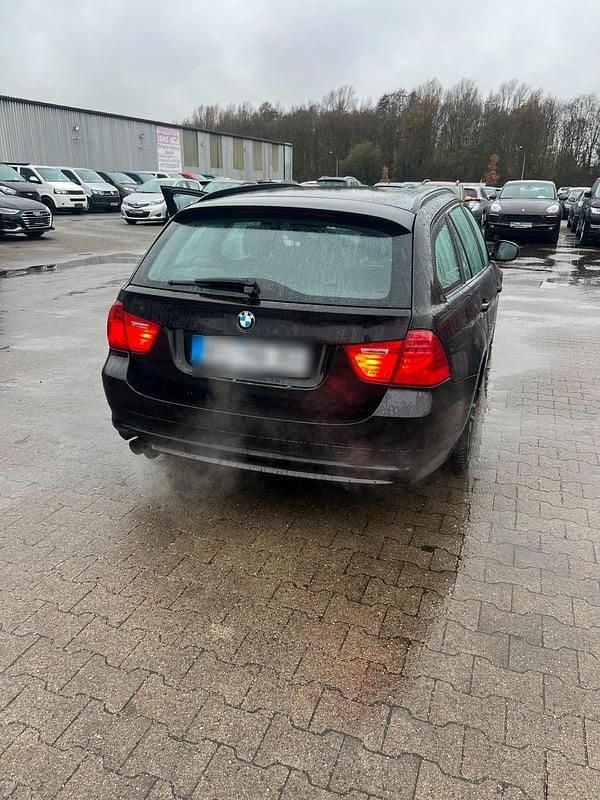 Gebraucht BMW 318 143 PS (105 kW) 2011 Schwarz Kombi