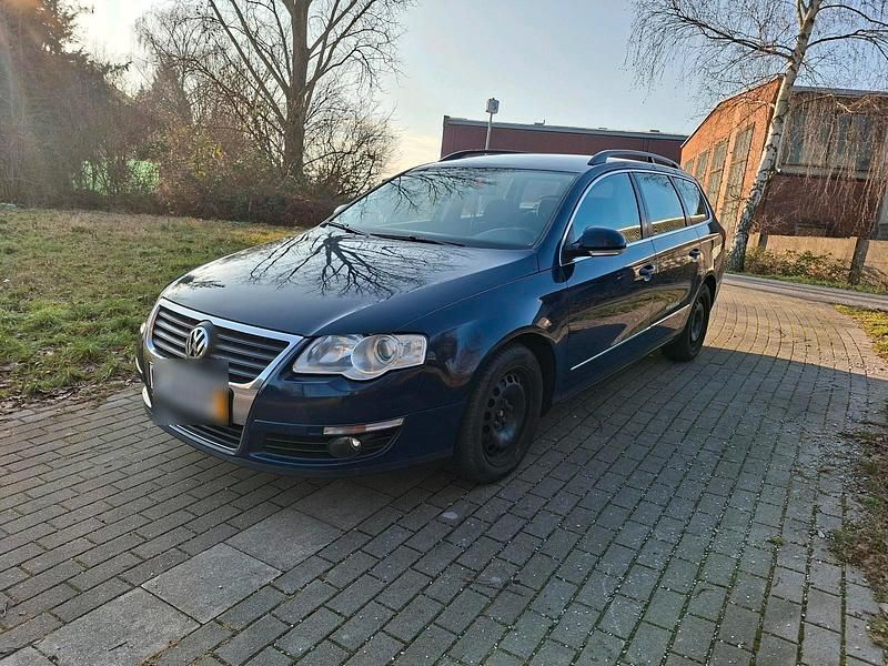 Blau Gebraucht 2009 VW Passat Kombi | 3.599 € (Fairer Preis) - Bild 1/4