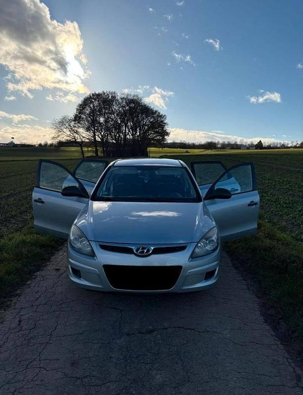 Silber Gebraucht 2009 Hyundai i30 Limousine | 1.000 € (Superpreis) - Bild 1/4