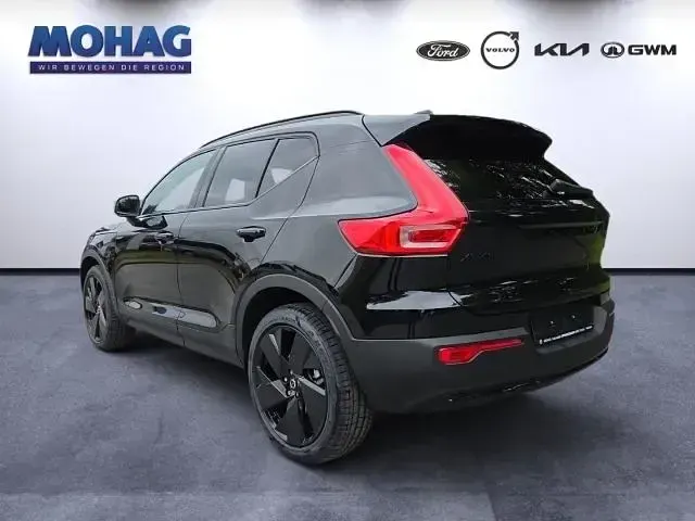 Neu Volvo XC40 Plus 163 PS (119 kW) 2026 Schwarz SUV