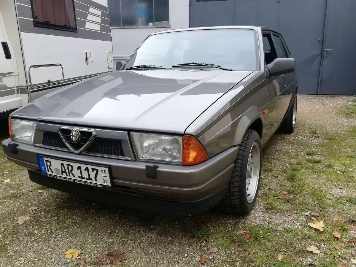 Używany Alfa Romeo 75 120 KM (88 kW) 1991 Szary Sedan/Limuzyna