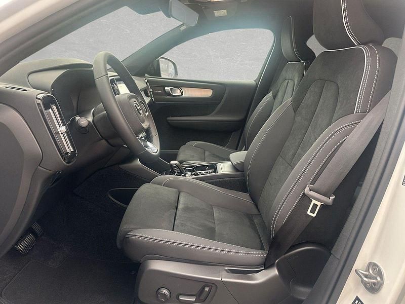 Neu Volvo XC40 Plus 163 PS (119 kW) 2025 Crystal weiß perleffekt SUV
