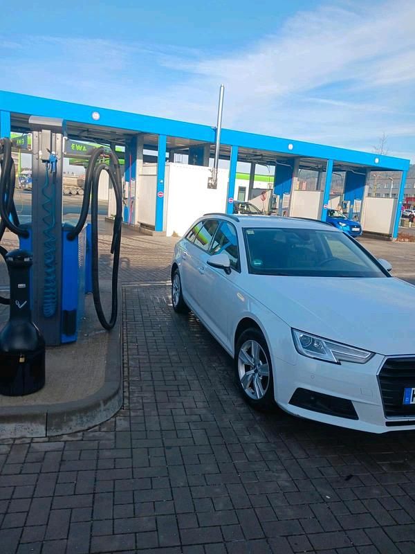 Weiß Gebraucht 2017 Audi A4 Kombi | 11.800 € (Fairer Preis) - Bild 1/4