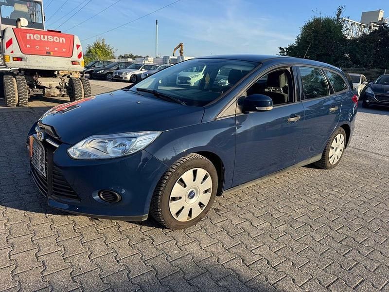 Blau Gebraucht 2014 Ford Focus Trend Limousine | 3.990 € (Superpreis) - Bild 1/4
