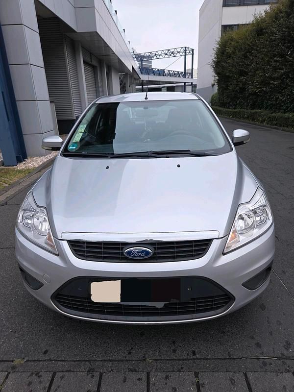 Silber Gebraucht 2010 Ford Focus Limousine | 1.500 € (Superpreis) - Bild 1/4