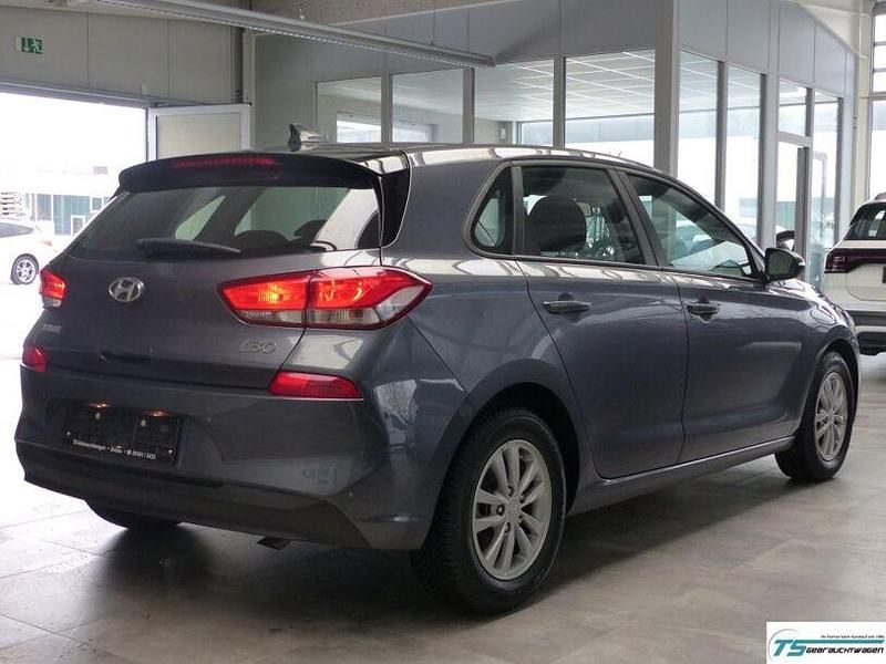 Gebraucht Hyundai i30 120 PS (88 kW) 2017 Grau Limousine