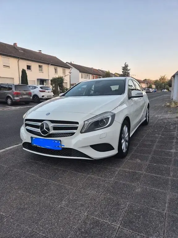 Gebraucht Mercedes A180 Urban 122 PS (89 kW) 2014 Weiß Kleinwagen