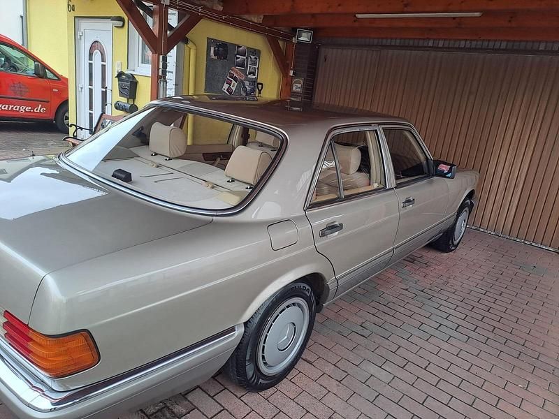 Second-hand Mercedes E300 180 CP (132 kW) 1990 Auriu Berlinǎ